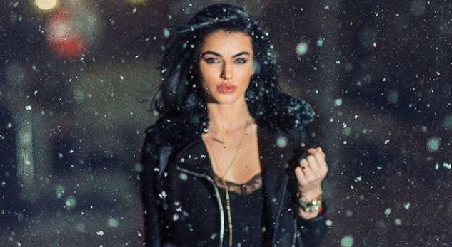 Morena Taraku poston FOTON artistike. Duket shumë e bukur në kontrastin e…