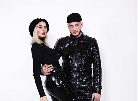 Një i dashur si Mozzik nuk e harron partneren as kur shkon me pushime. Shikoni çfarë bën ai… (FOTO)