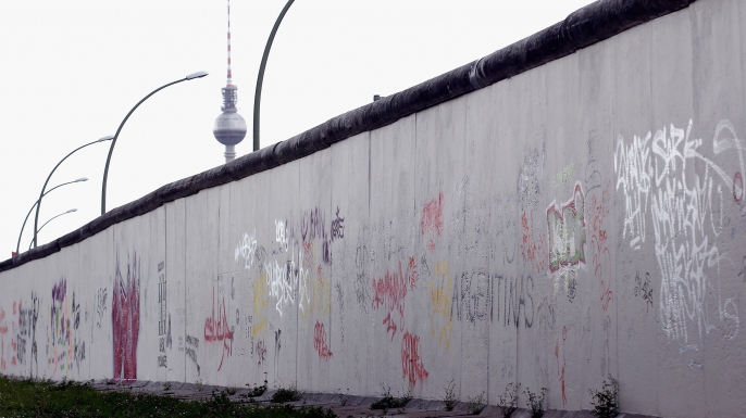 Muri i Berlinit akoma NUK është shembur i plotë? Ja rrëfimi që të bën të dyshosh