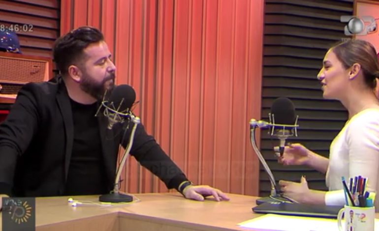 Momente romantike në studio/ Prezantuesja dhe baritoni i njohur lënë orar për kafe… (VIDEO)