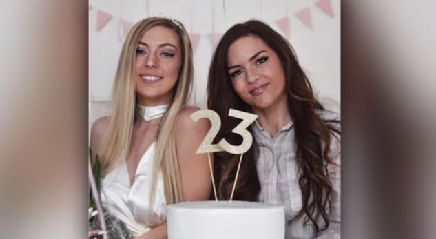 “Më e mirë e ëma se e bija!” Nëna 43-vjeçe e 7 fëmijëve nuk dallon nga vajza e saj (FOTO)