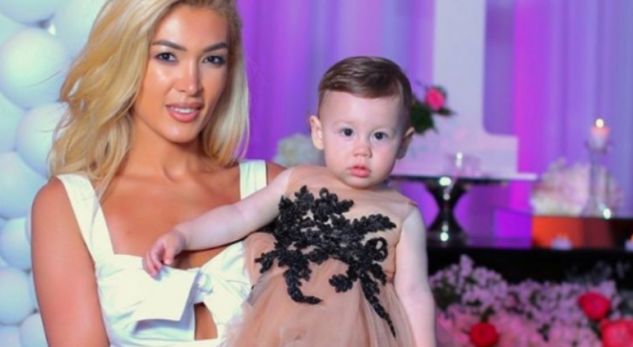Nora ia lë në dorë Reneenë xhaxhi Patrisit, shikoni si e “torturon” ai! (FOTO)