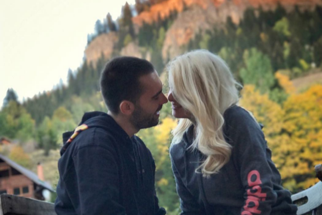 FOTO/ Bashkëshortja e këngëtarit merr nur shtatzënie, ja si duket me barkun e rrumbullakosur