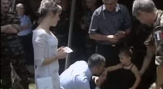 FOTO E RRALLE/ Kur Oliver Ivanoviçi puthte dorën vajzës së ish Kryeministrit të Kosovës