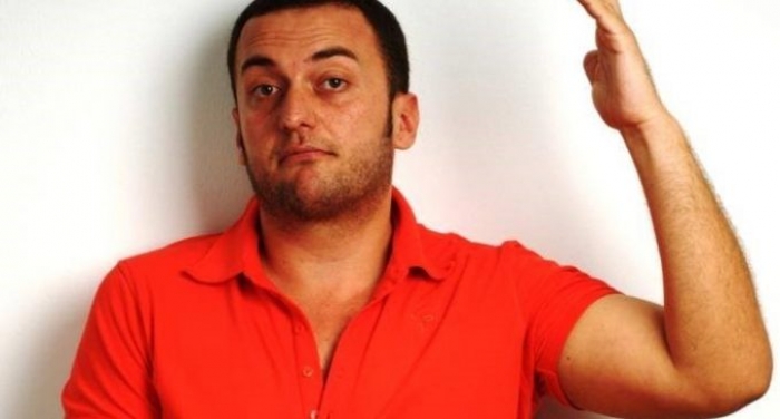 VIPAT E BLLOKUT/ Olti Curri “shpërthen”: Po tall k***n ti tani? Përderisa ju ndjek… (FOTO)