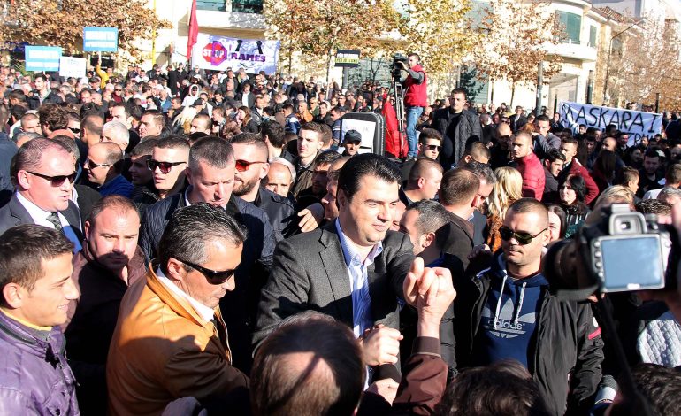 Protesta e PD para Parlamentit më shumë se 15 persona të ndaluar