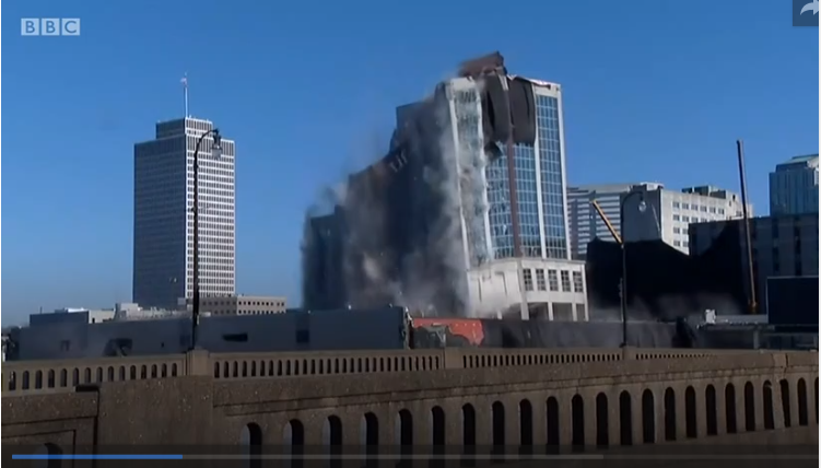 VIDEO/ Shikoni momentin kur shembet godina 12-katëshe