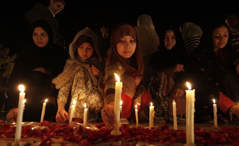 Pakistanezët protestojnë kundër dhunimit dhe vrasjes së vajzës tetë vjeçare