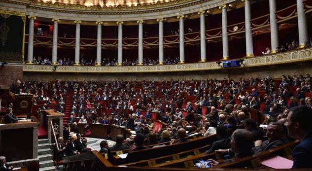 SKANDALET MEDIATIKE/ Qeveria e Francës miraton ‘kodin’ e ri të veshjes për deputetët