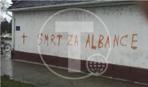 Serbët “mllefosen” me bukëpjekësin shqiptar. I shkruajnë në mur thirrjen raciste (FOTO)