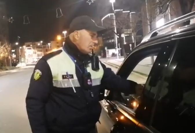 Aksion gjatë natës, testi i alkoolit “fundos” shoferin në Tiranë, polici: “Mos lëviz nga mjeti”