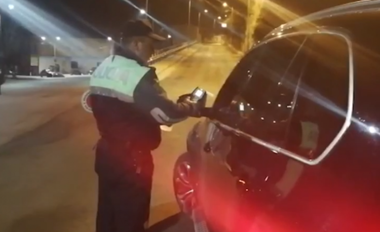 Policia e Pogradecit kontroll shoferëve për pijen, ndalon dhjetëra makina luksoze (VIDEO)