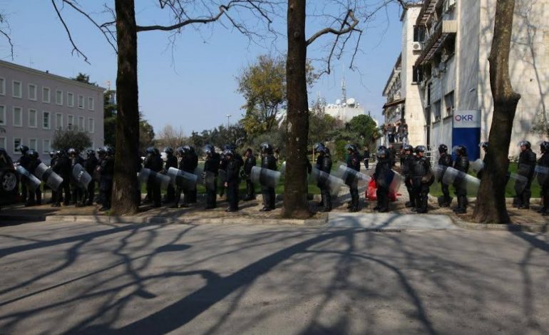 FOTO/ Kundragaz dhe snajpera: Policia gati për PROTESTËN E OPOZITËS