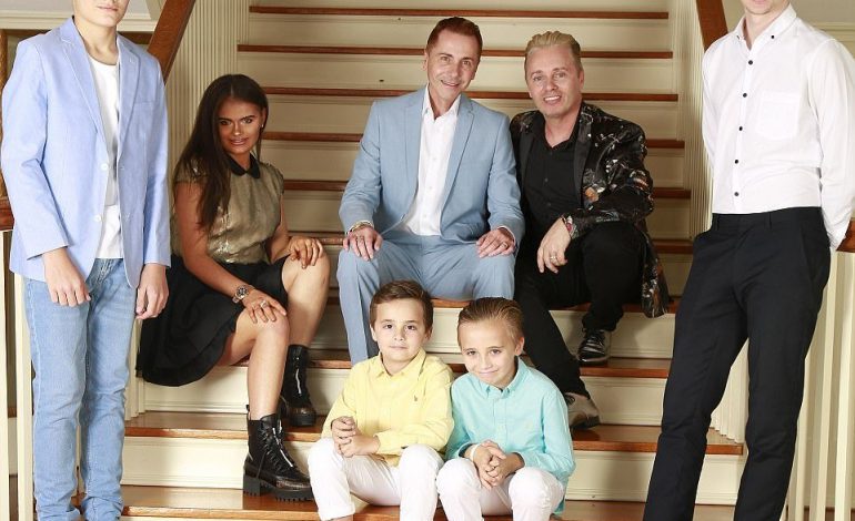 BRITANI/ Jeta përrallore e adoleshentëve të çiftit të famshëm homoseksual (FOTO)