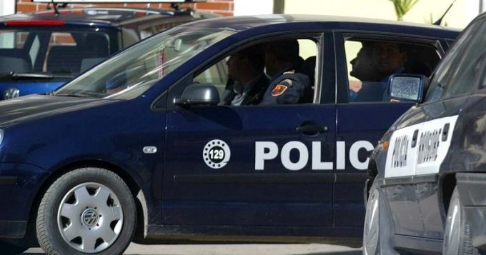 Plagosja e 19-vjeçarit në Fier, arrestohet autori dhe e fejuara e tij. Në shtëpi iu gjetën…