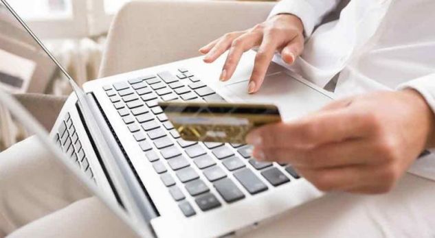 Pizhamet që i bleu në internet, nuk mund t’i veshte para prindërve shkaku i një detaji