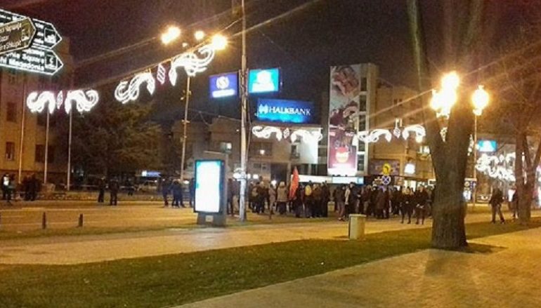 Shqipja gjuhë zyrtare, nisin protestat para Kuvendit në Shkup