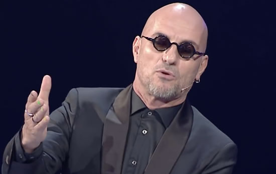 “Çfarë halli ke?”/ I kritikon në media, artisti zbulon telefonatat që merr nga politikanët