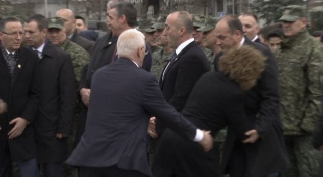 “Incidenti” në shesh: Si iu përplas ministrja Reshitaj sot Hoxhajt (VIDEO)