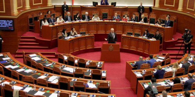 EMRAT: Deputetët “memecë” të Kuvendit, 18 prej tyre kanë thënë vetëm…”betohem”!