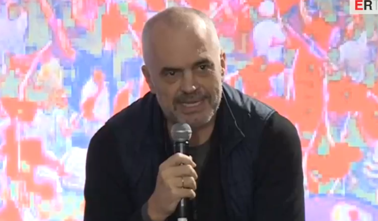 Rama e kap sërish me mediat, tregon titrat për “gjyshen që shpëtoi për qime” dhe asaj që i ra tulla (VIDEO)