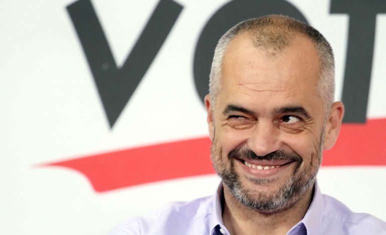 REPLIKON RAMA ME KOMENTUESIT/ ‘Kur të më tregosh me shkrim këtu si i gjen paratë për ajfon e për internet e për kafe…’