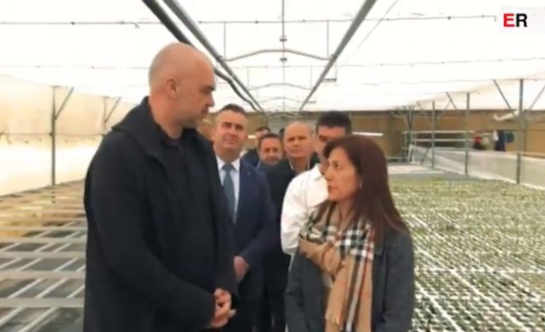 Rama batuta me fermerët, divjakësi: E paç jetën e gjatë dhe asaj shoqes me çizme…