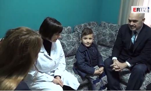 VIDEO/ Pas surprizës si babagjysh, Rama i shkon në shtëpi vogëlushit Leo dhe i jep lajmin e mirë