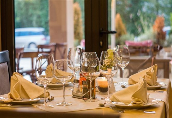 Sherr masiv në një restorant në Itali, të përfshirë shqiptarë, vendas e rumunë. Arsyeja shokuese