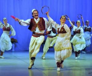 Këngëtarët, fjalë prekëse për valltarin shqiptar që vdiq sot (FOTO)