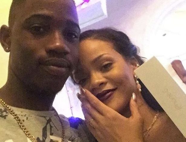 I vdiq një njeri shumë i rëndësishëm, por Rihanna shfaqet në varrim me këtë veshje (FOTO)
