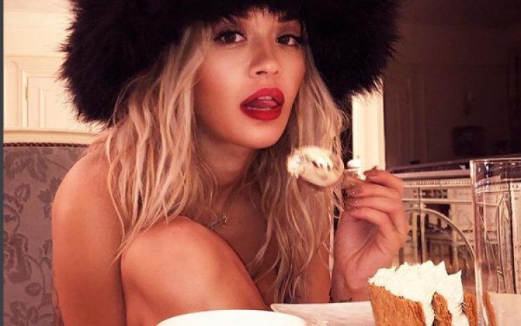 100% lakuriq, Rita Ora nuk do t’ia dijë për të ftohtin (FOTO)