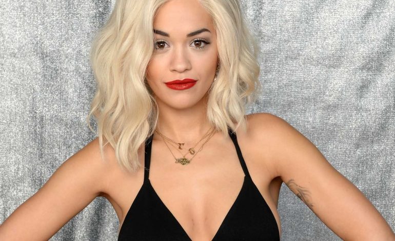 Rita Ora shumë seksi por aspak rehat, për pak i duket… (FOTO)