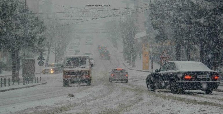 DËBORË e dendur në ‘Rrugën e Kombit’/ Vështirësohet qarkullimi (FOTO)