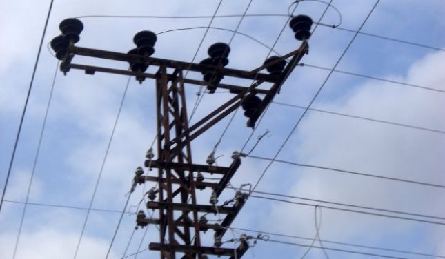 RIPAROHET DEFEKTI/ Rikthehet energjia elektrike në Tiranë. Shkaku, dëmtimi me mjete zjarri