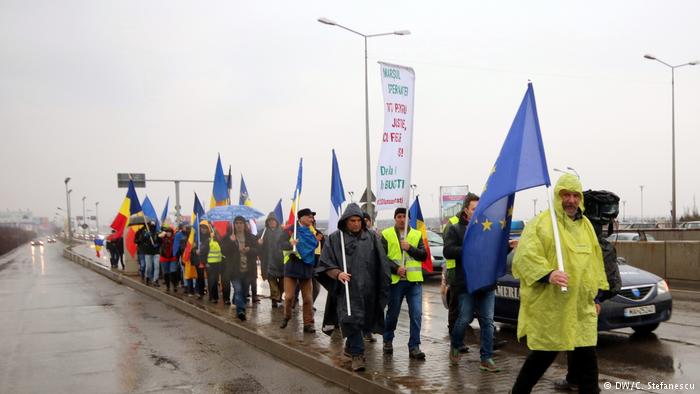 RUMANIA NË PROTESTË/ 100 mijë persona mbushin rrugët e Bukureshtit: Duam drejtësi