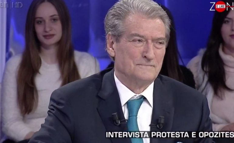 Filozofi “çmendet” para Berishës: Ti je një diell që ndriçon! Mamaja ime lë kokën për ty