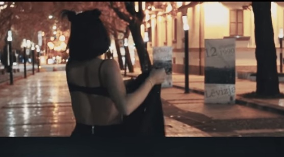 Skena të forta provokative dhe sensuale, kjo është Sara Kapo në klipin e saj të ri (FOTO)