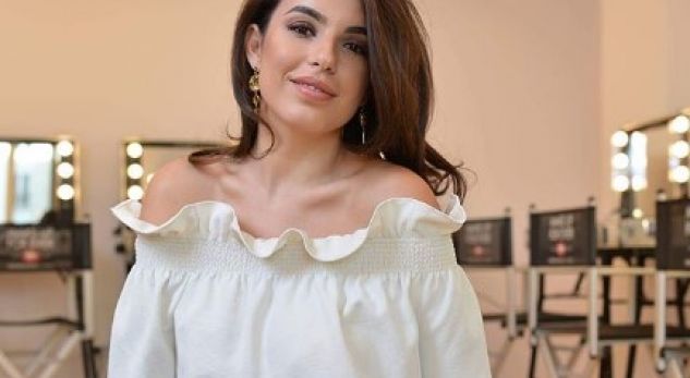 Ups! Armina Mevlanit i del gjoksi teksa ndodhet në makinë (FOTO)
