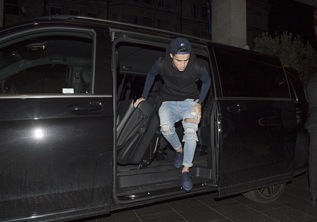 (FOTO) Coutinho bashkë me familje mbërrin në Barcelonë, shihni si pritet në aeroport