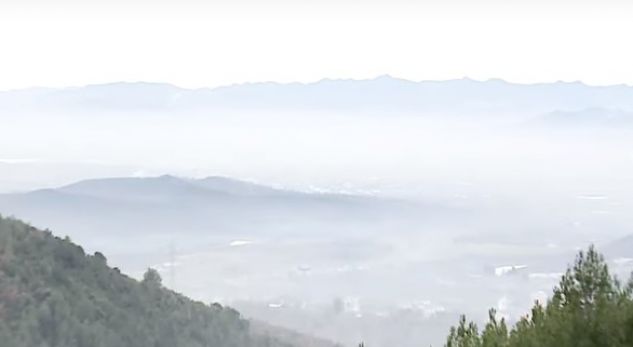 NDOTJA ALARMANTE NË TIRANË/ Shtëllungat e tymit nga Fushë-Kruja deri në … (VIDEO)