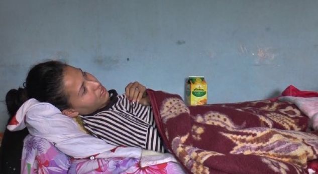 “Kur nuk më ha vajza më digjet shpirti”, rrëfehet nëna e 17 vjeçares me tumor (FOTO)
