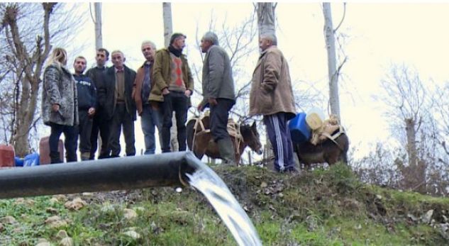Njihuni me fshatin që ka mbi dy dekada PA UJË! Bashkia e Matit: Projekti gati, por s’ka… Fonde!