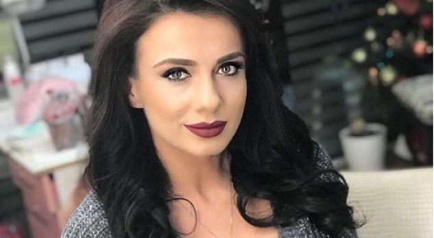 I nxorri dhe Xhensila Pere…Publikon foto topless pas dushit
