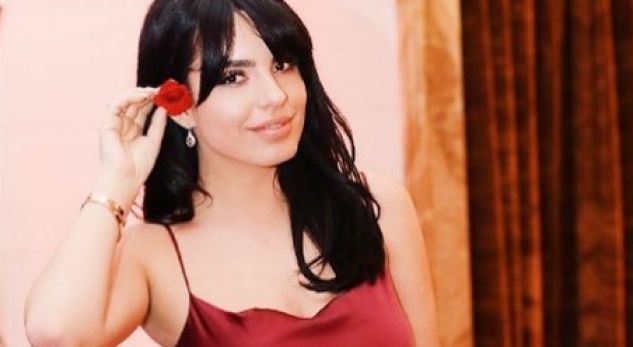 Brenda shtëpisë së Armina Mevlanit, shikoni çfarë bën blogerja me këmbët ngritur