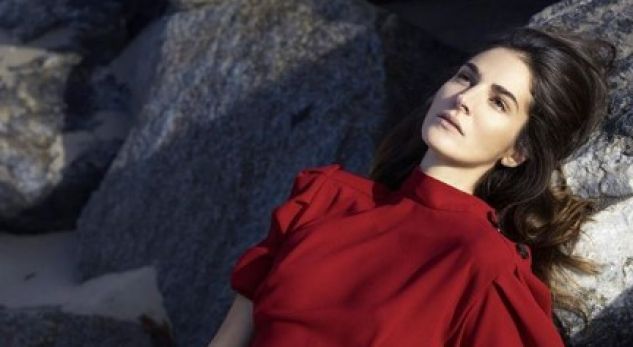 Emina publikon një foto të çuditshme, pas kritikave nxiton të sqarojë gjithçka
