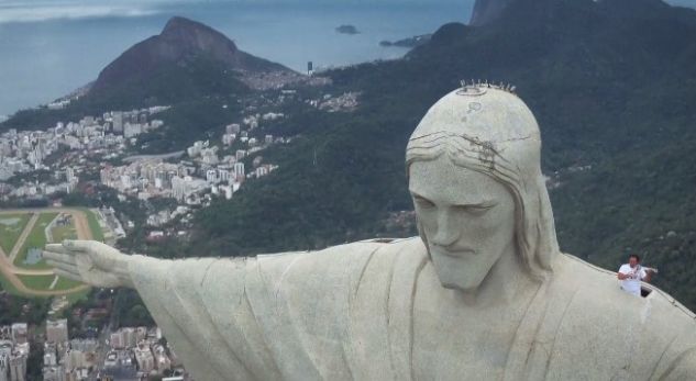 Mahnitëse! Violinisti shqiptar performon te Statuja e famshme e Krishtit në Brazil! (VIDEO)