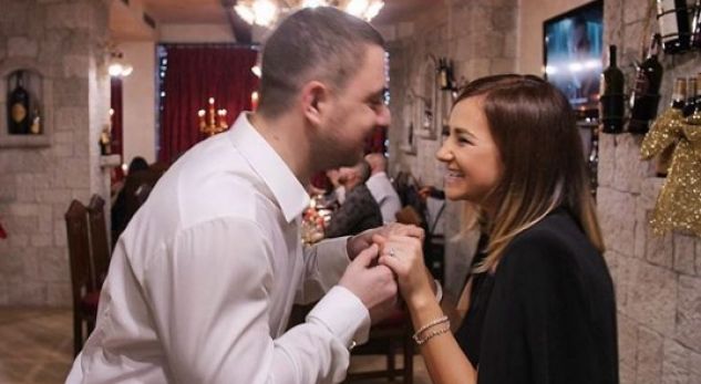 (FOTO) Fejesa 2 e Jon Gjebreas si dasmë, djali e moderatorit e ‘djeg’ me shoqërinë