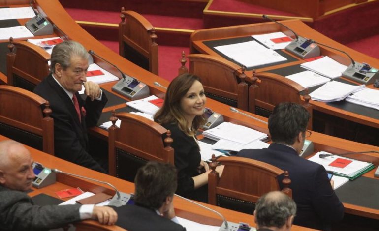 SEANCA E SOTME/ Foto nga “GRUPI” i demokratëve. Mediu i qethur, ndërsa Berisha në stres dhe i përqëndruar