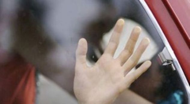 Video +18/ Çifti kryen marrëdhënie seksuale në makinë në mes të ditës në Kamëz